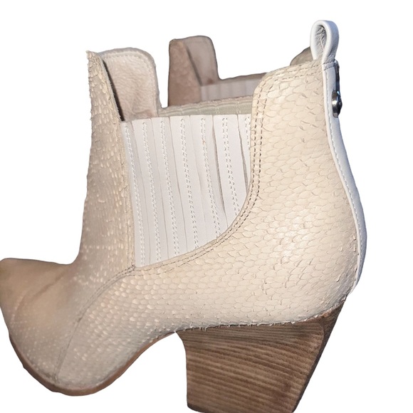 Donald J Pliner Vale Ankle Booties Snake Textured Cream Nude Pointy Toe - Picture 10 of 13